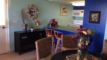 Comfort Condo, 2 Bedrooms, Beach View, Beachside | In-room dining