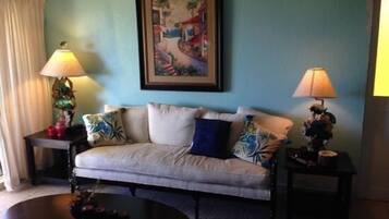 Comfort Condo, 2 Bedrooms, Beach View, Beachside | Living room