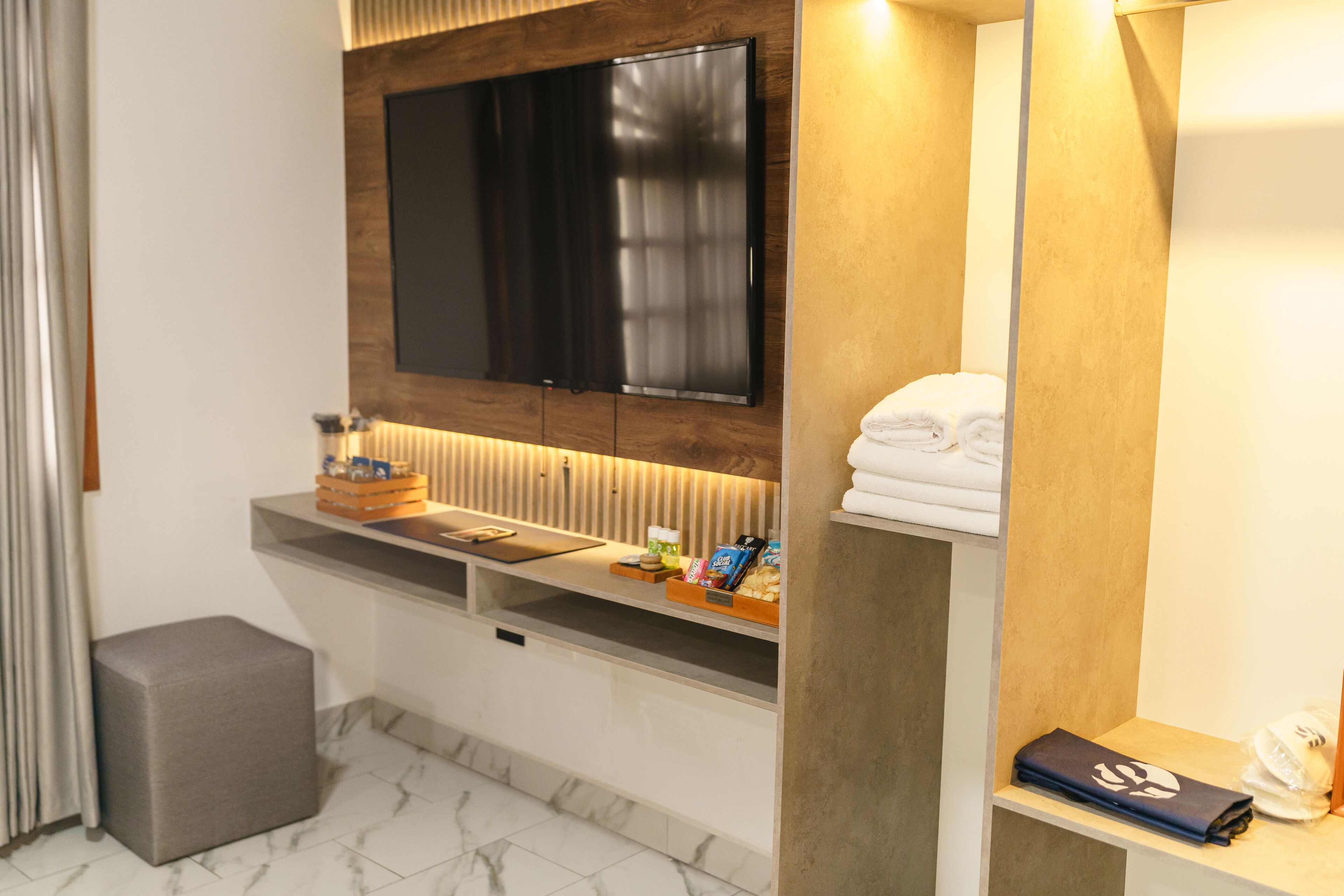 Suite, 1 soverom | Minibar (inkludert), safe på rommet, skrivebord og wi-fi (inkludert)