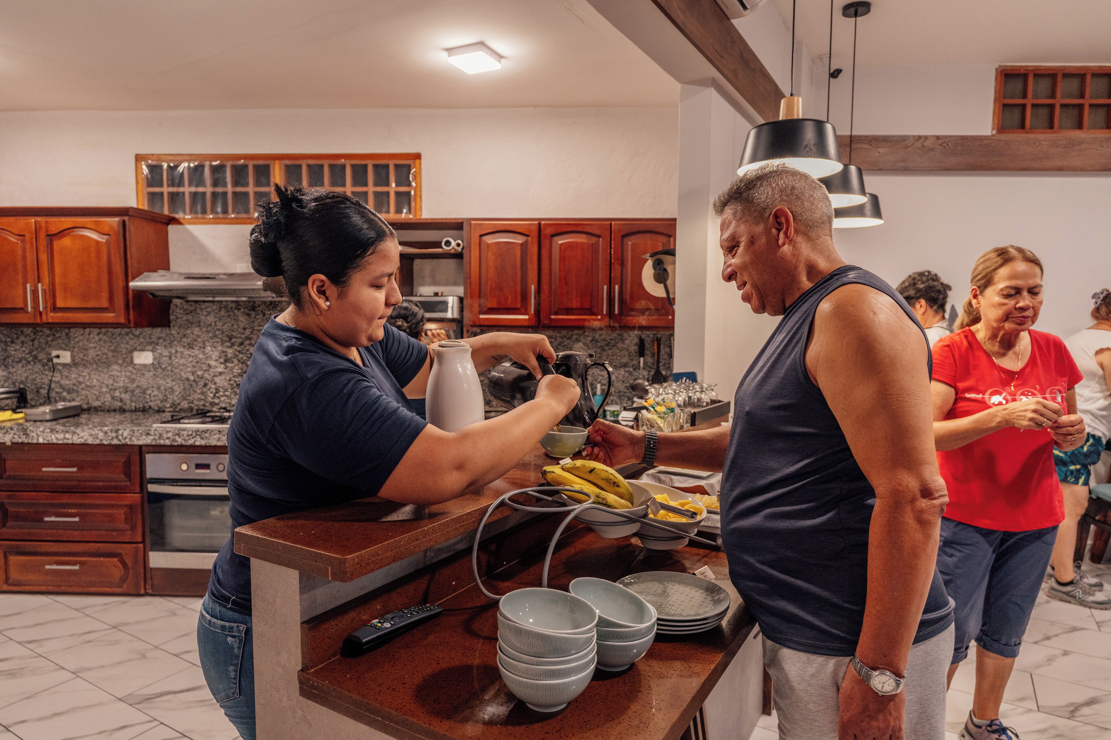 Una cocina moderna con armarios de madera, encimeras de granito y horno integrado.