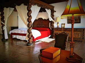 Suite Premier, 1 llit de matrimoni gran, banyera d'hidromassatge, torre | 1 dormitori, escriptori, planxa i posts de planxar i wifi gratuïta 