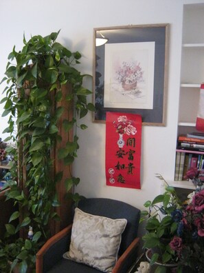 Living area - Kelowna Okanagan Lake Hostel (Kelowna)
