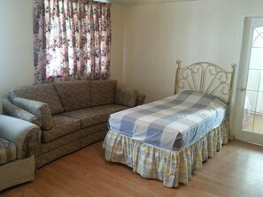 Habitación familiar, en la zona del jardín | 1 dormitorio, wifi gratis, ropa de cama