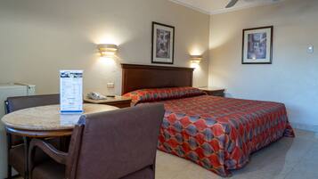 Habitación individual, 1 cama King size | Escritorio, cortinas blackout y wifi gratis