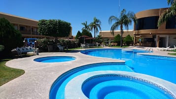 Una piscina al aire libre