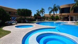 Una piscina al aire libre