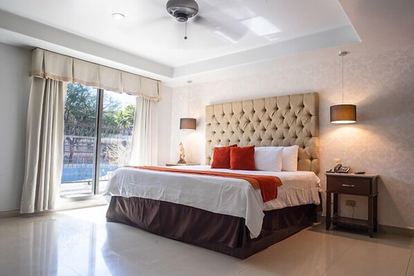 Ropa de cama de alta calidad y caja de seguridad en la habitación