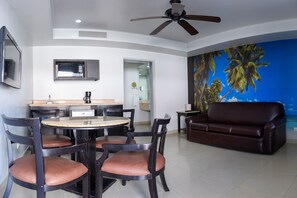 Suite estudio ejecutiva | Cocina privada | Microondas y comedor