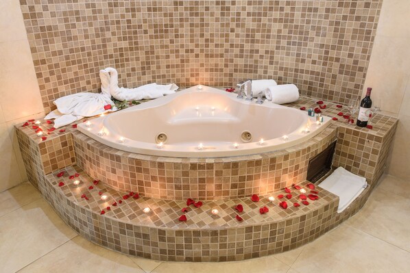 尊荣开间套房 | 浴室 | 淋浴/盆浴组合、免费洗浴用品、吹风机、毛巾