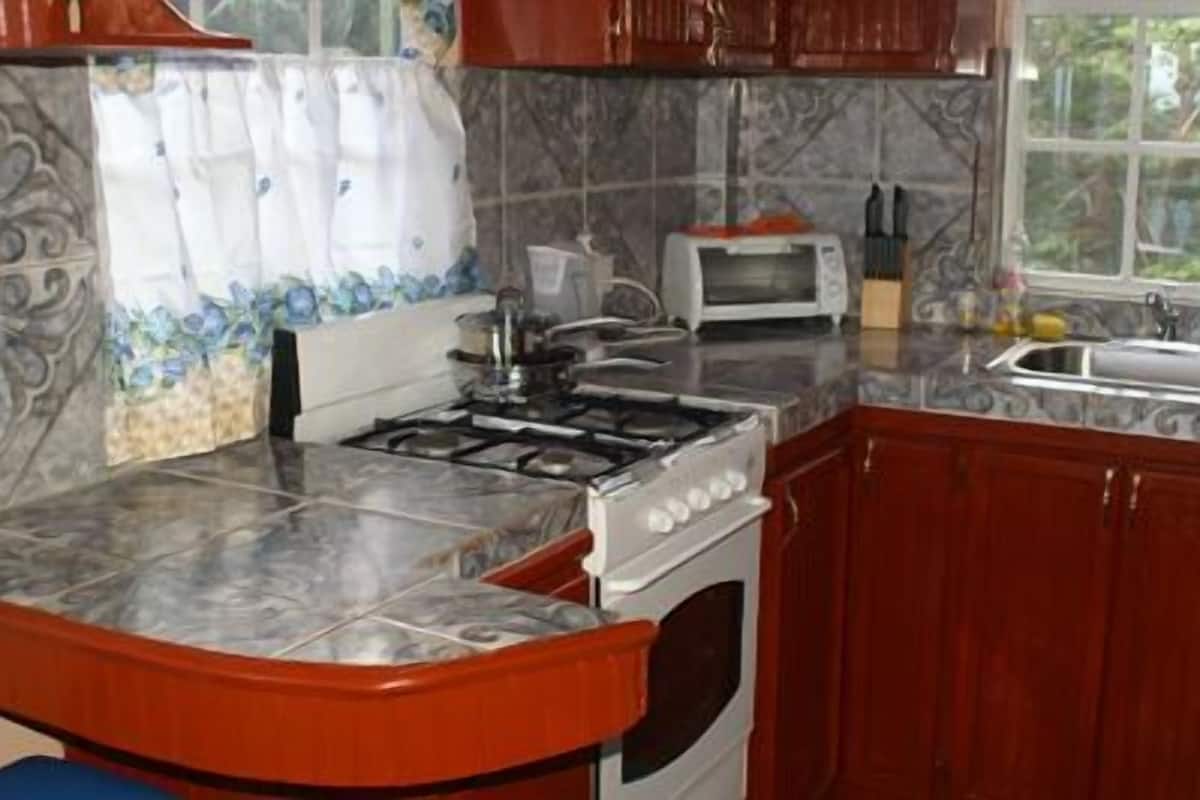Refrigerador, microondas, placa de cocina, cafetera/tetera