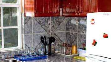 Deluxe Studio Suite, 1 Queen Bed, Sea View, Sea Facing | Private kitchen | Fridge, microwave, stovetop, coffee/tea maker
