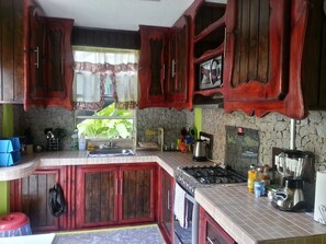 Refrigerador, microondas, placa de cocina, cafetera/tetera