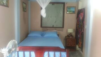 Studio Suite Deluks, 1 Tempat Tidur Queen, pemandangan laut, menghadap laut | 1 kamar tidur, brankas, dan setrika/meja setrika