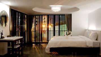 Superior Double Loft | 客房內保險箱、書桌、免費無線上網