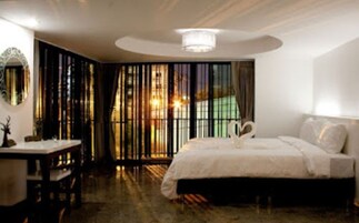 In-room safe, desk, free WiFi