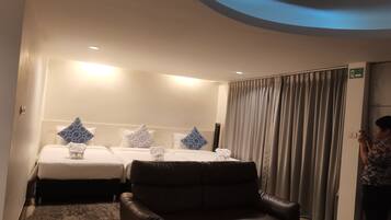 Triplet Loft | In-room safe, desk, free WiFi