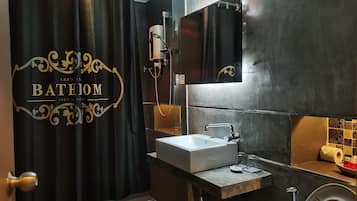 Premier Loft | Kylpyhuone | Suihku, ilmaiset hygieniatuotteet, hiustenkuivaaja, tohvelit