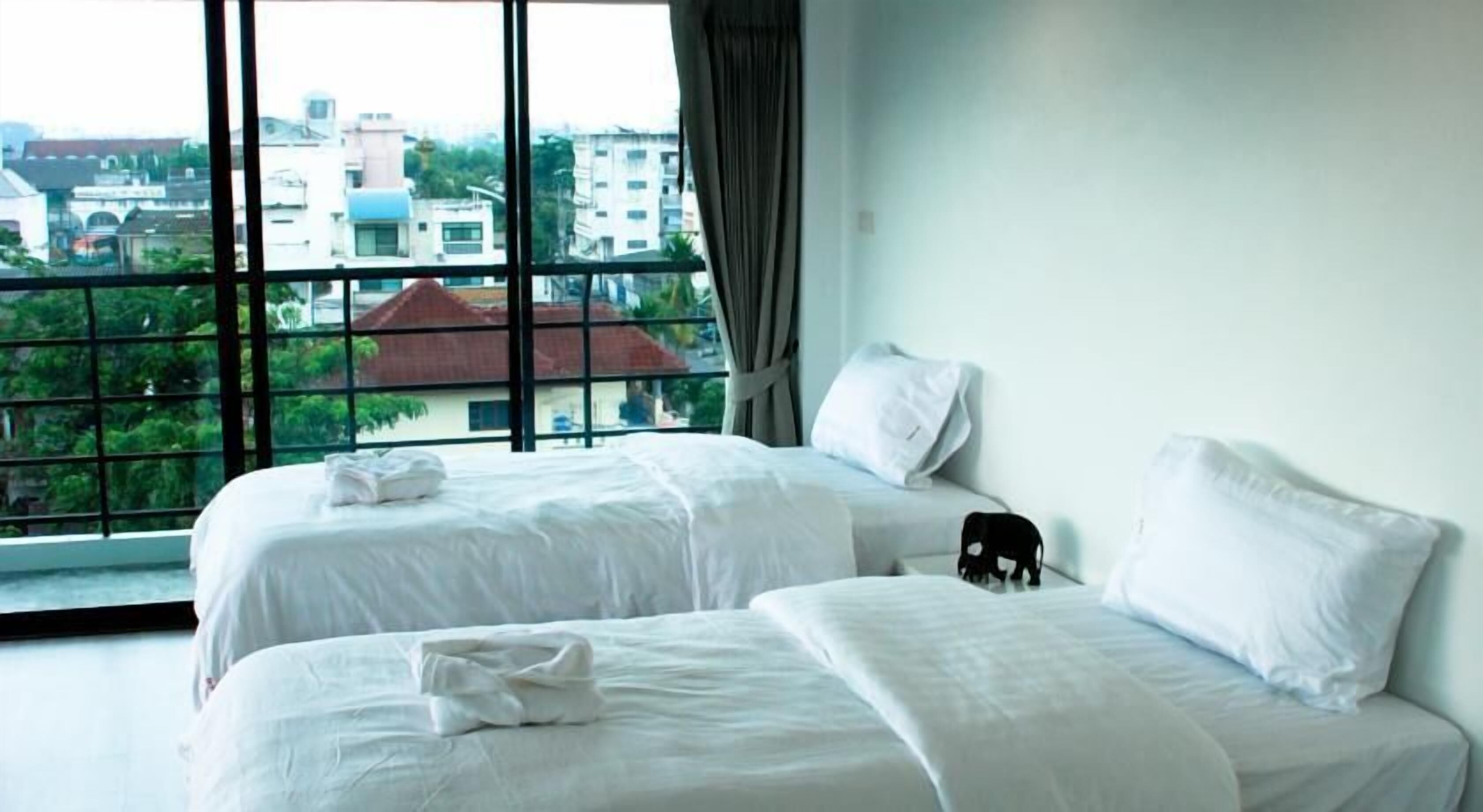 In-room safe, desk, free WiFi