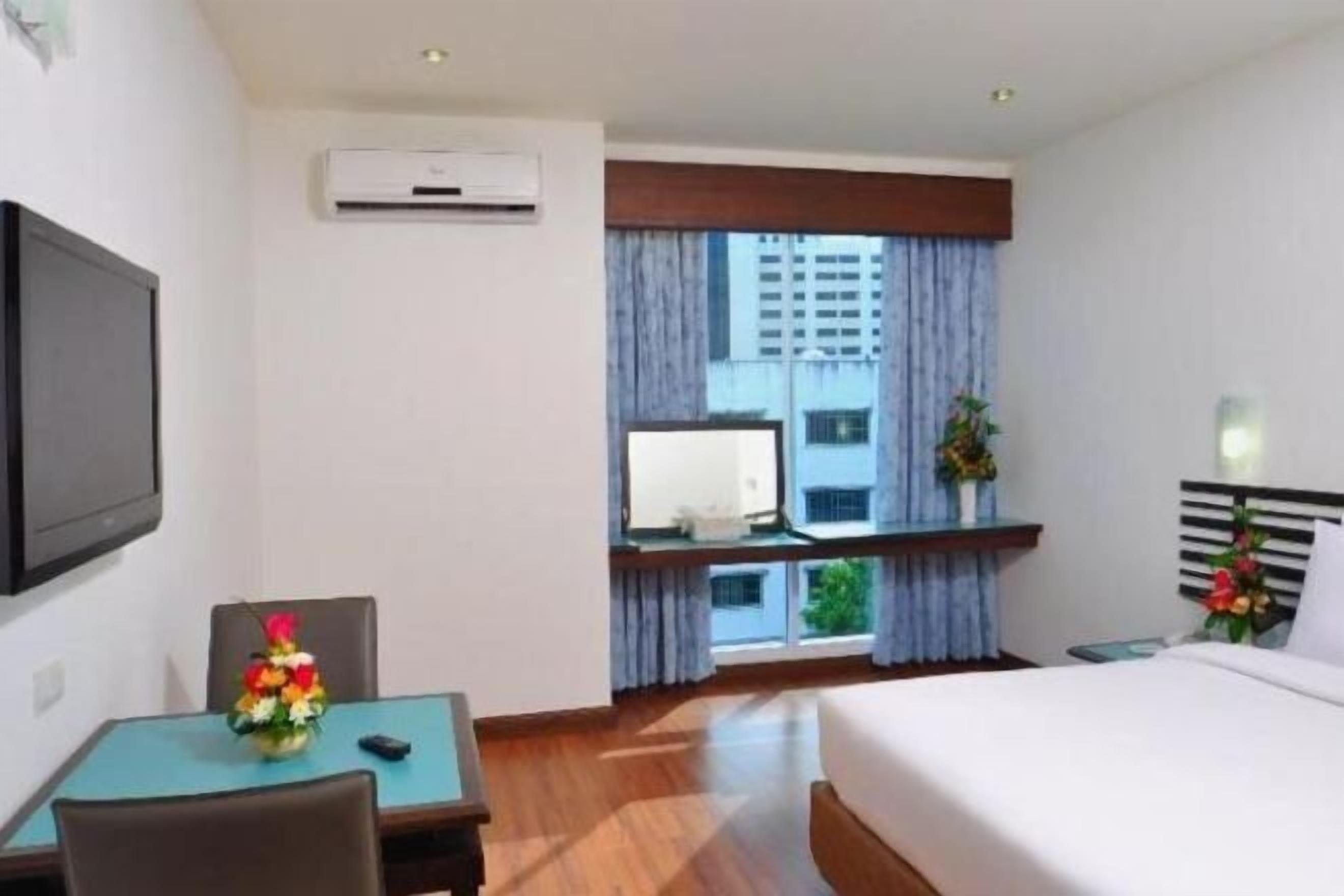 Minibar, coffres-forts dans les chambres, bureau, rideaux occultants