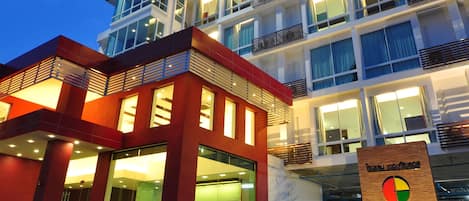 Majoituspaikan julkisivu illalla/yöllä