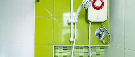 Standard Queen Room | Bathroom | Shower, free toiletries, towels, soap