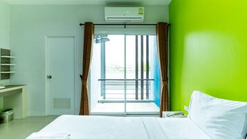Standard Queen Room | Desk, rollaway beds, free WiFi, bed sheets