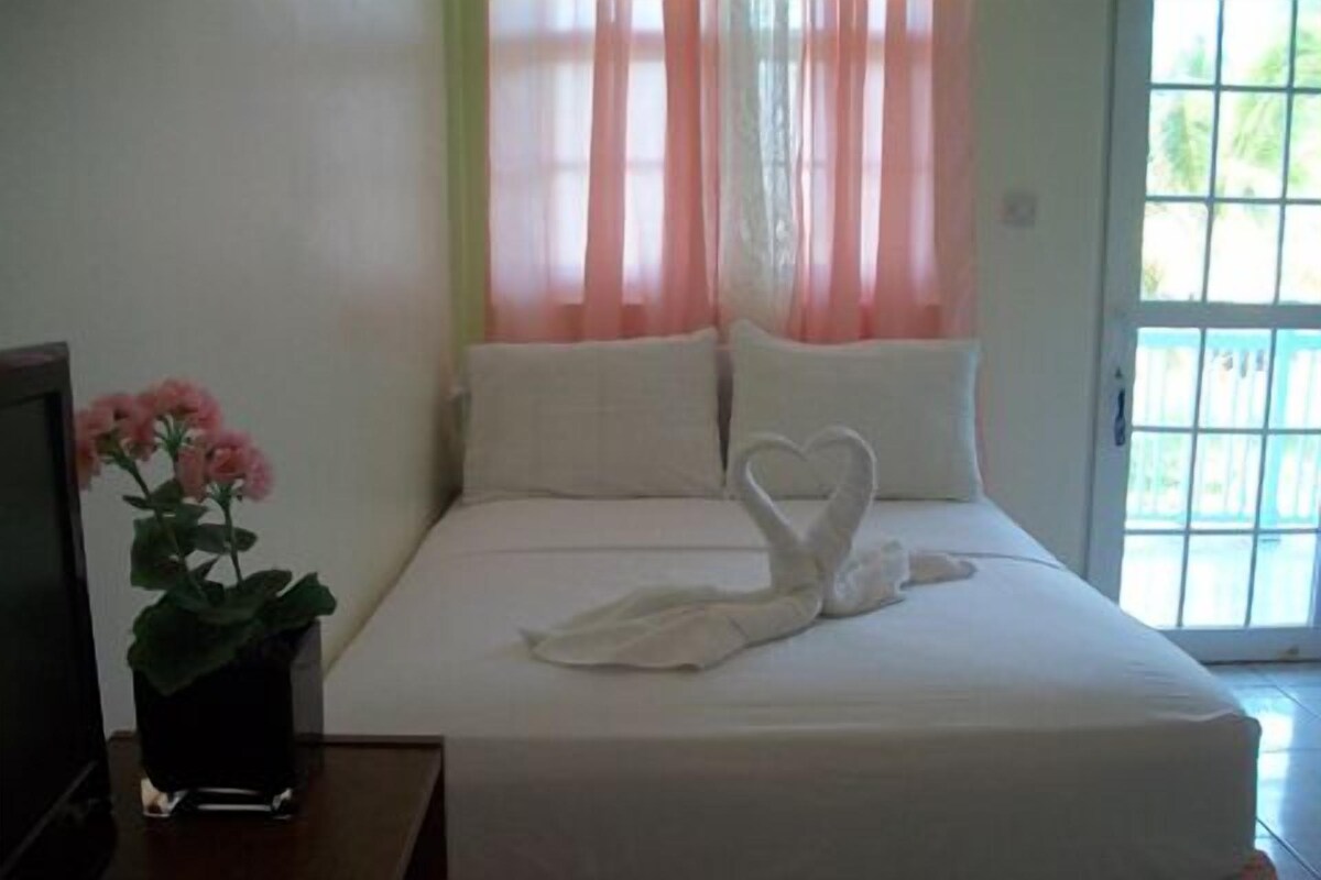 Deluxe Room, Ocean View | Iron/ironing board, free cots/infant beds, rollaway beds, free WiFi