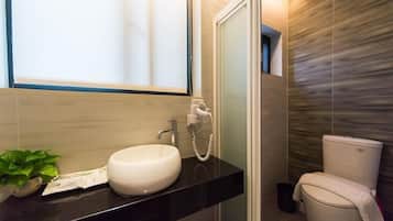 Standard Quadruple Room | Bathroom | Shower, free toiletries, hair dryer, slippers