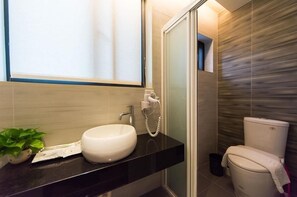 Standard Quadruple Room | Bathroom