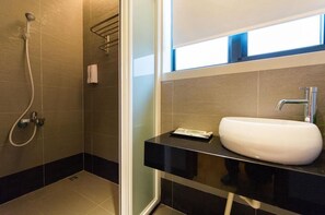 Chambre Deluxe double | Salle de bain | Douche, articles de toilette (gratuits), séchoir à cheveux, pantoufles