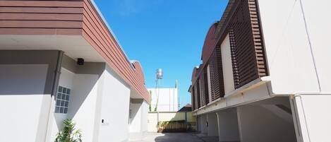 Un callejón estrecho entre edificios, con cielo despejado.