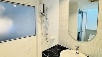 Shower, free toiletries, towels