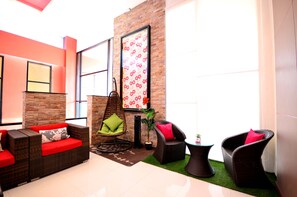 Lobby sitting area - PB Grand Hotel (Hat Yai)