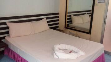 标准房 | 办公桌、免费 WiFi