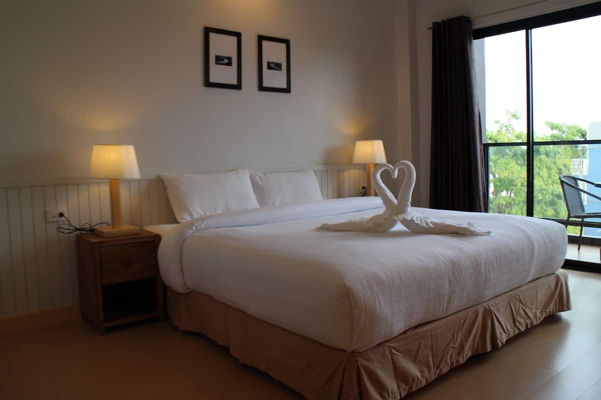 deluxe double room, 1 double bed | minibar, in-room safe, desk, blackout curtains