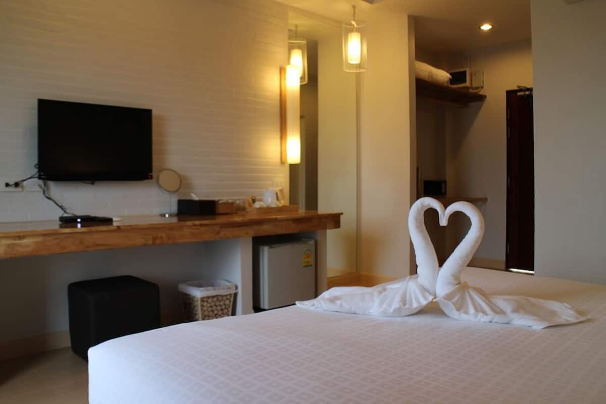 deluxe double room, 1 double bed | living area
