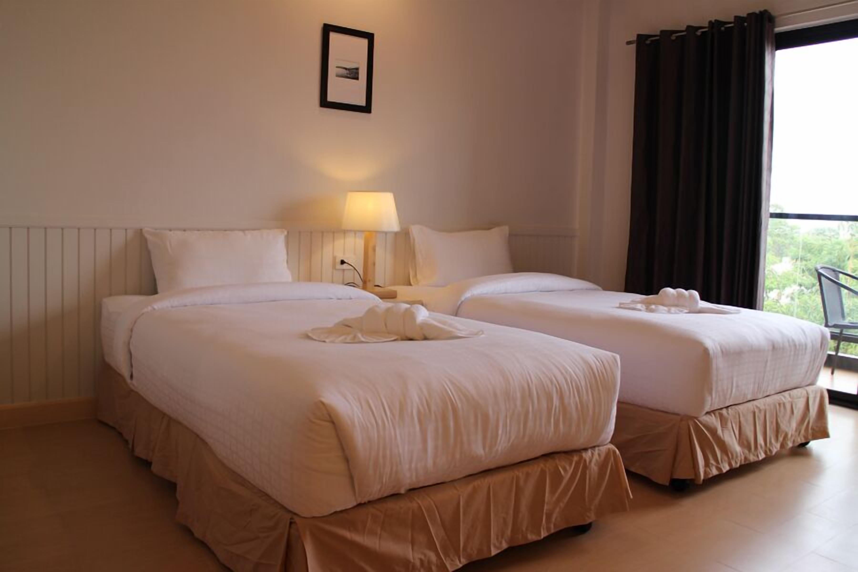 deluxe twin room | minibar, in-room safe, desk, blackout curtains