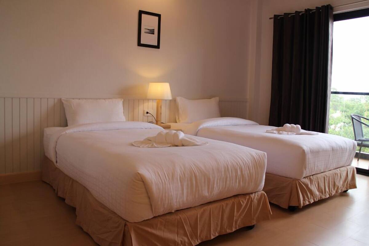 deluxe twin room | minibar, in-room safe, desk, blackout curtains