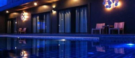 Una piscina techada, 2 piscinas al aire libre