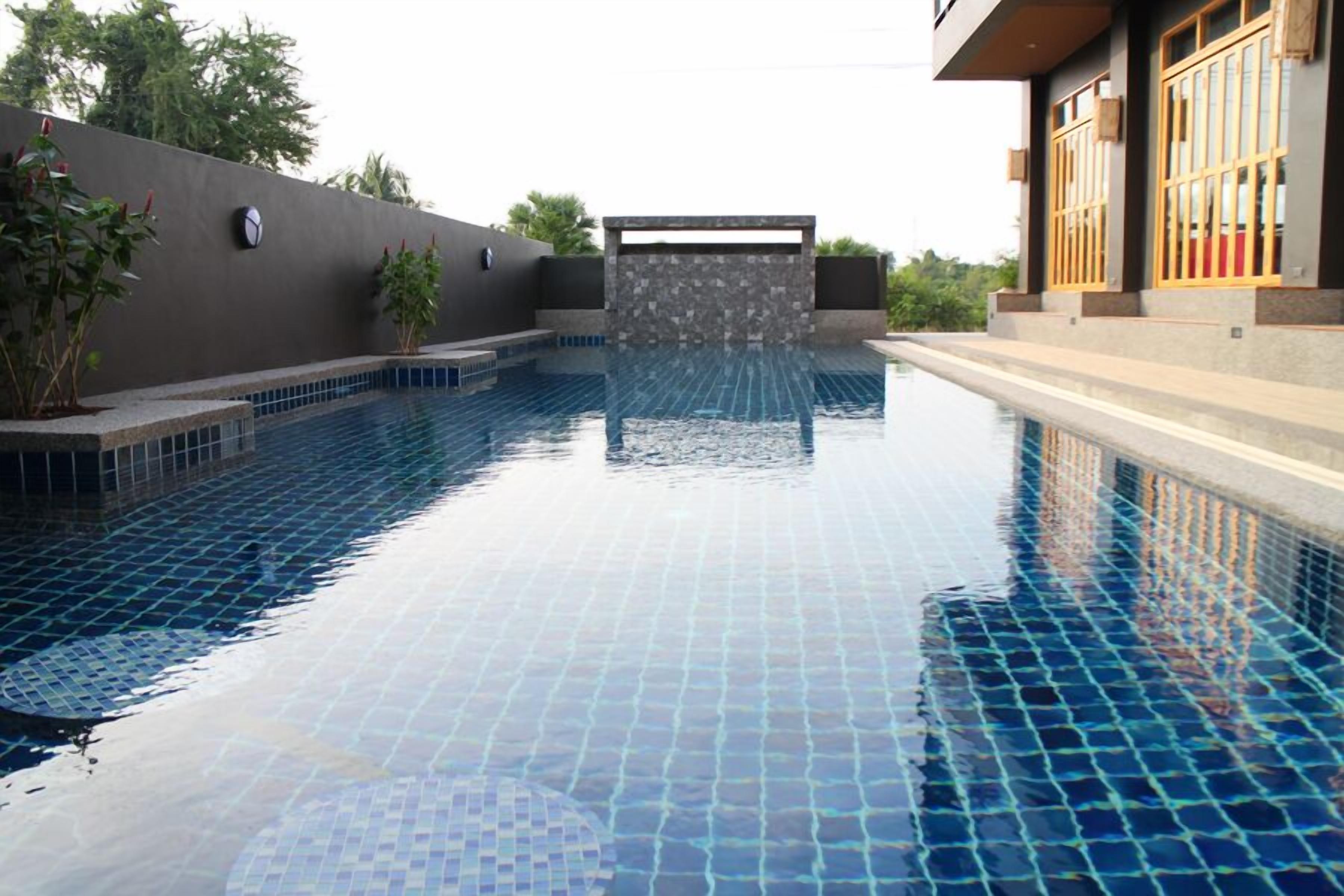 indoor pool, 2 outdoor pools