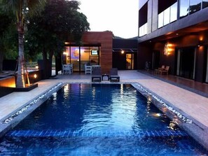 Kolam renang tertutup, 2 kolam renang terbuka