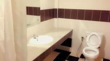 Shower, free toiletries