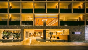A multi-story hotel with a reception area, a staircase, and a pool. - Sakura Terrace The Gallery (Kyoto)