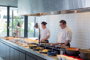 Tägliches Frühstücksbuffet gegen Gebühr
