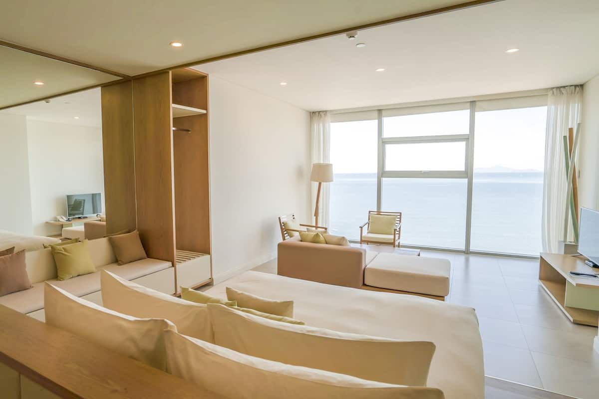 Minibar, in-room safe, individually decorated, individually furnished