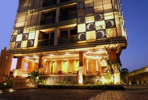 Voorkant accommodatie - avond/nacht