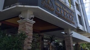 A multi-story hotel with a prominent sign for Paradise Hotel & Resort. - Hatyai Paradise Hotel (Hat Yai)