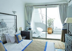 Premium bedding, in-room safe, soundproofing, free cots/infant beds