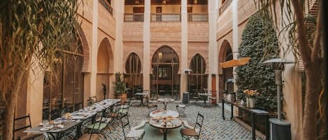 供應早餐、午餐及晚餐