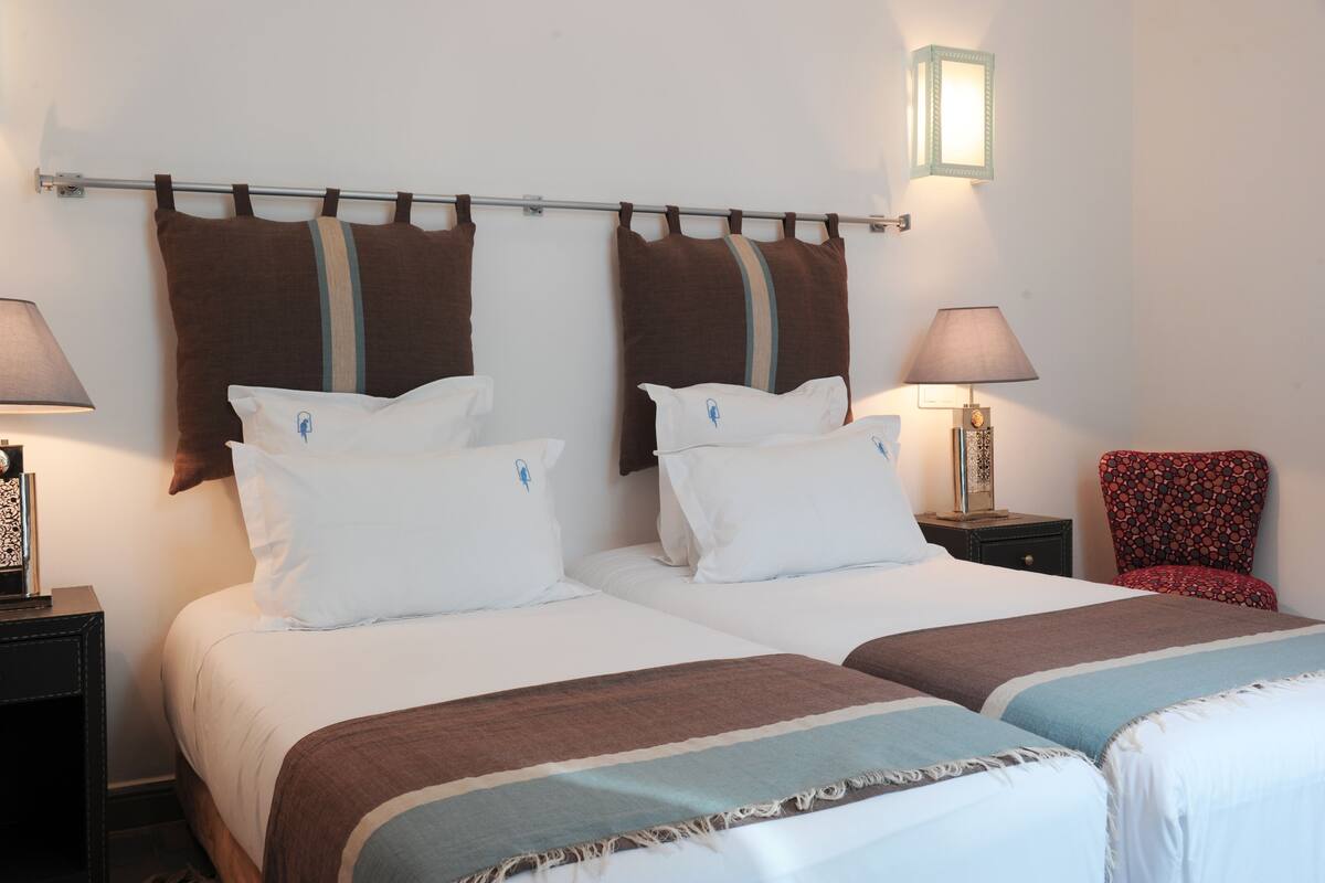 Premium bedding, in-room safe, soundproofing, free cots/infant beds